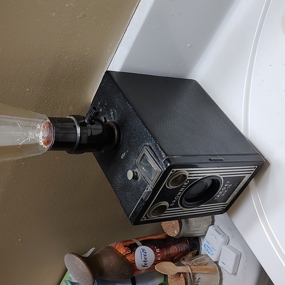 A beautiful vintage Kodak Brownie camera turned into a lamp with an Edison bulb - Picture 5 of 8